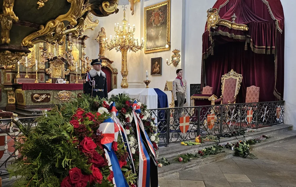 Lidé se loučí se Schwarzenbergem. Přispívají Ukrajině na obranu proti Rusku, jak si přál