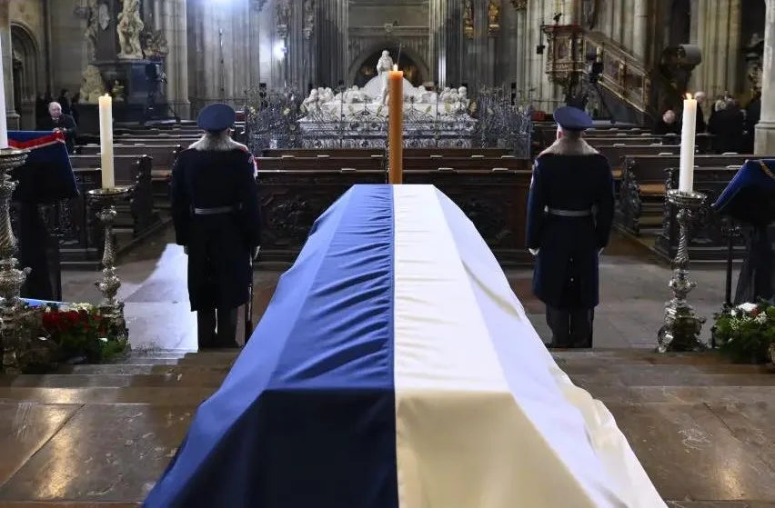 Lidé se loučí s Karlem Schwarzenbergem v katedrále sv. Víta