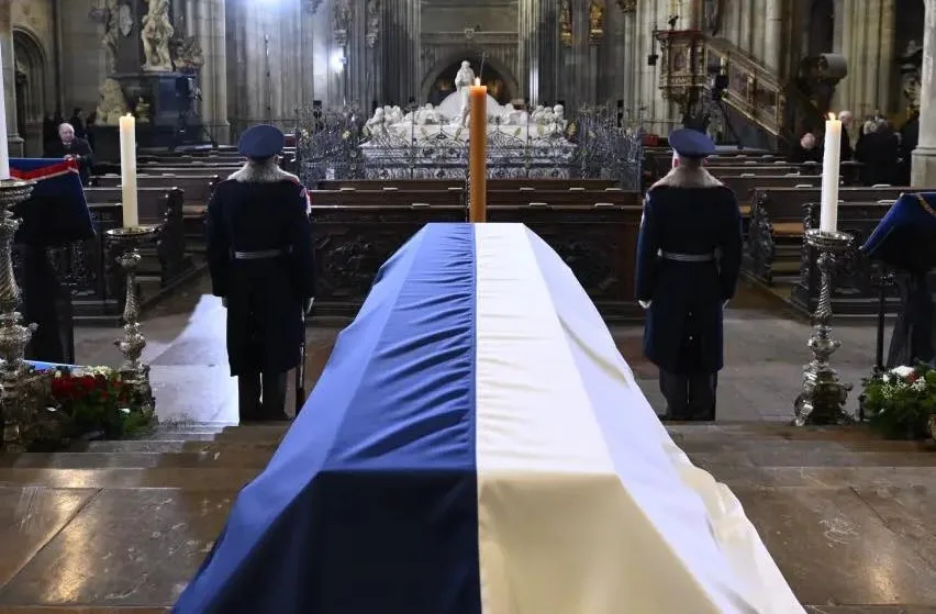 Lidé vybrali při loučení se Schwarzenbergem dva miliony korun na pomoc Ukrajině
