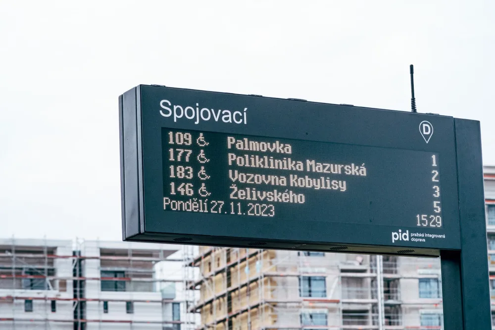 Na vybraných zastávkách jsou nově cedule s přesným časem odjezdu. Přibude jich ještě 150