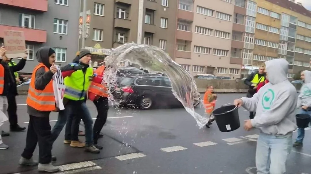 VIDEO: Aktivisté ze strany Svobodných polili vodou třicítkáře blokující dopravu