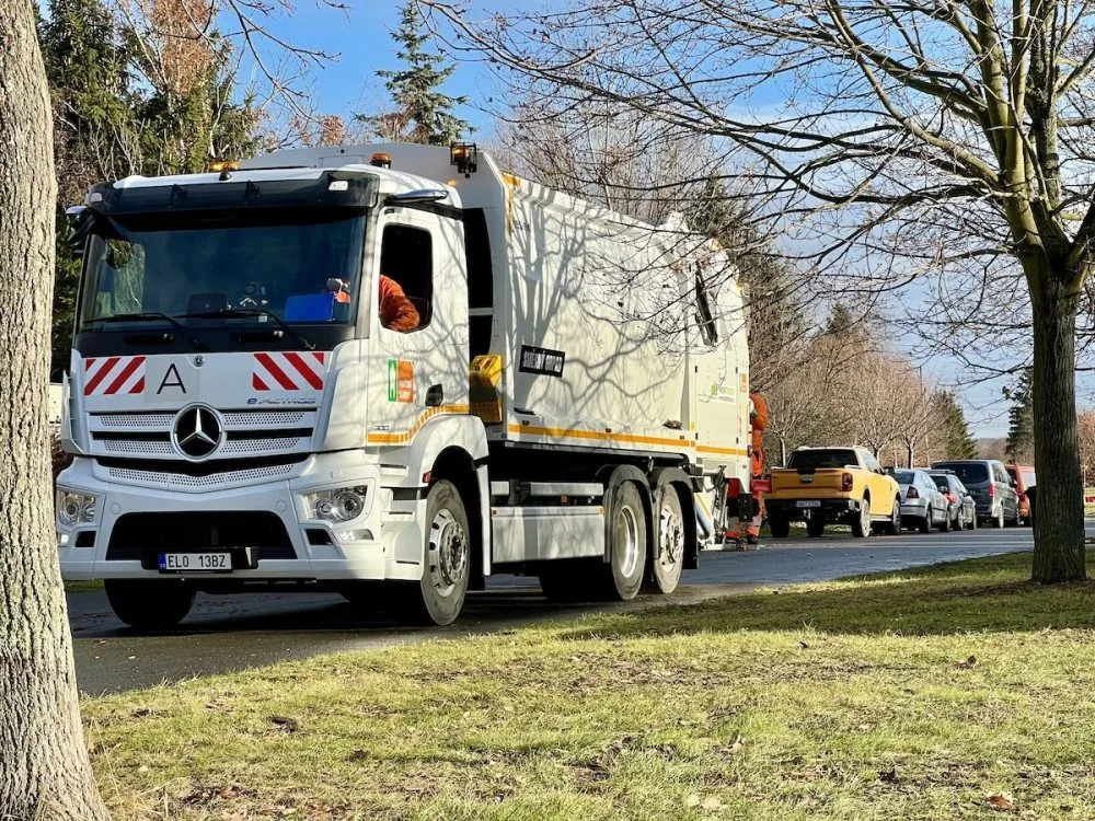 Pražští popeláři testují elektrickou kukačku. Je být tišší, stojí ale dvakrát víc než běžné vozy