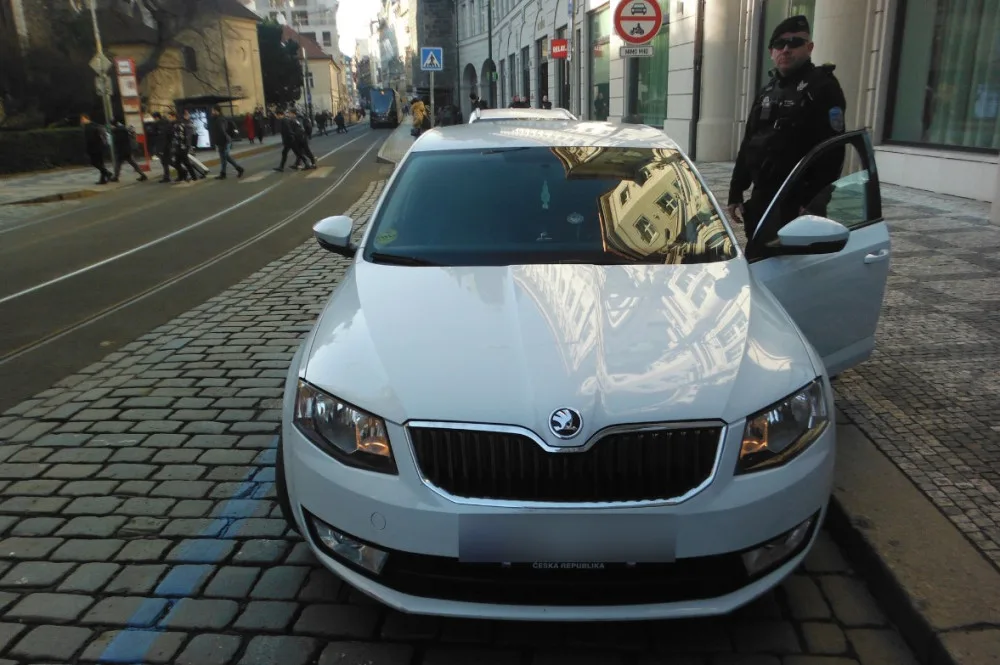 Strážníci odhalili taxikáře s falešnými doklady. Upozornil na sebe nerespektováním zákazu vjezdu