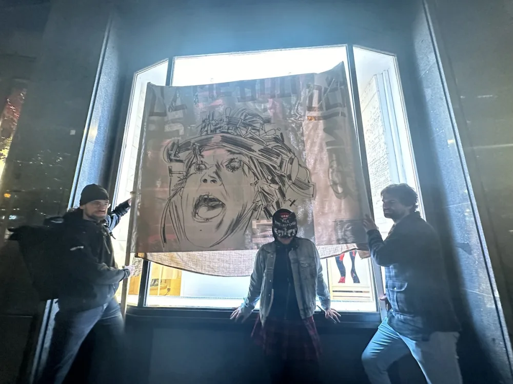 VIDEO: Aktivistům došla trpělivost s otravnou světelnou reklamou, zakryli ji dílem od umělkyně Toybox