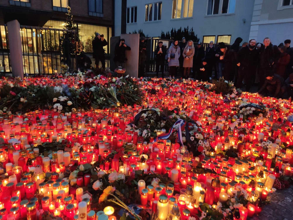K pietě před Karolinem se připojují tisíce lidí. Univerzita děkuje za projevy podpory