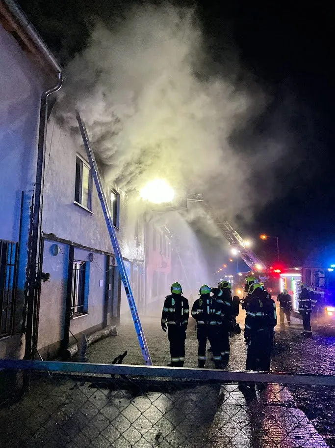 VIDEO: Tragédie na Štědrý den. Při nočním požáru zemřel člověk, další jsou zranění