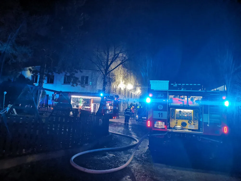 VIDEO: Tragédie na Štědrý den. Při nočním požáru zemřel člověk, další jsou zranění