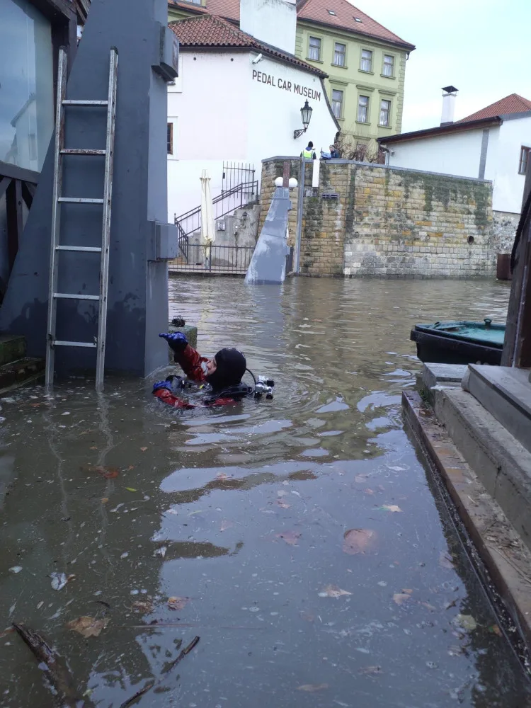 Ve vodě asistovali hasičští potápěči.