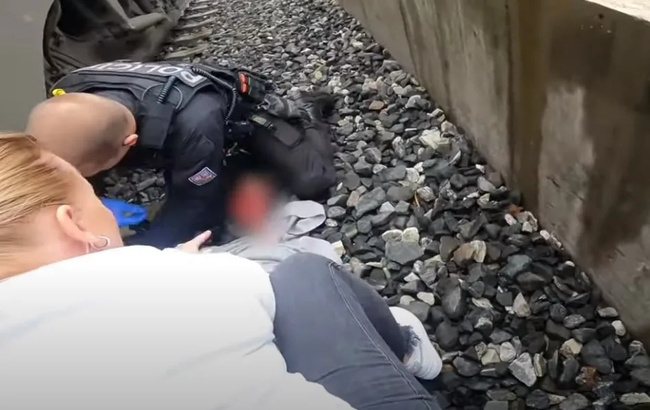 VIDEO: Mladá dívka se chtěla zabít a skočila pod vlak. Život jí zachránili policisté