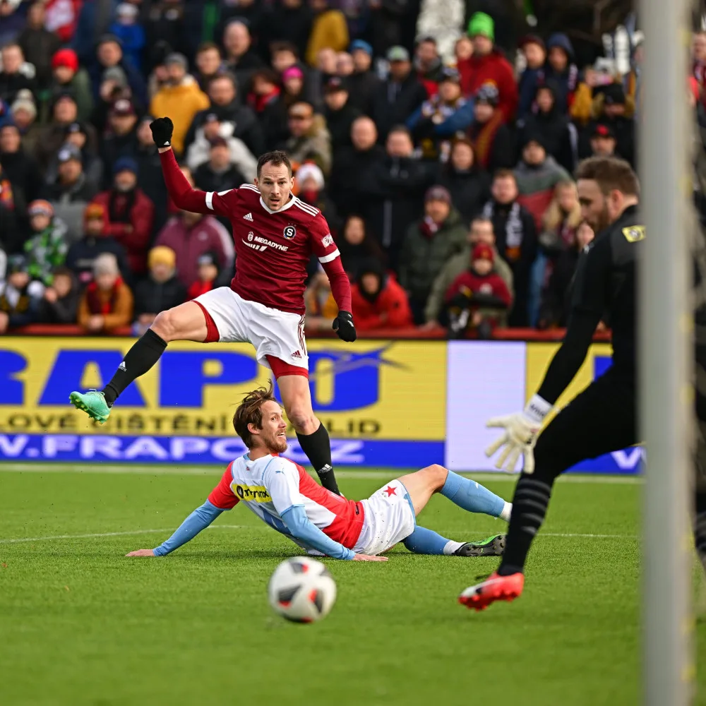 Fotbaloví internacionálové Sparty po obratu vyhráli Silvestrovské derby 3:2