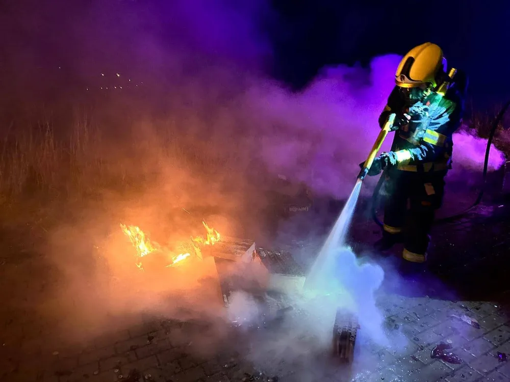 Hořel odpad i zbytky pyrotechniky.