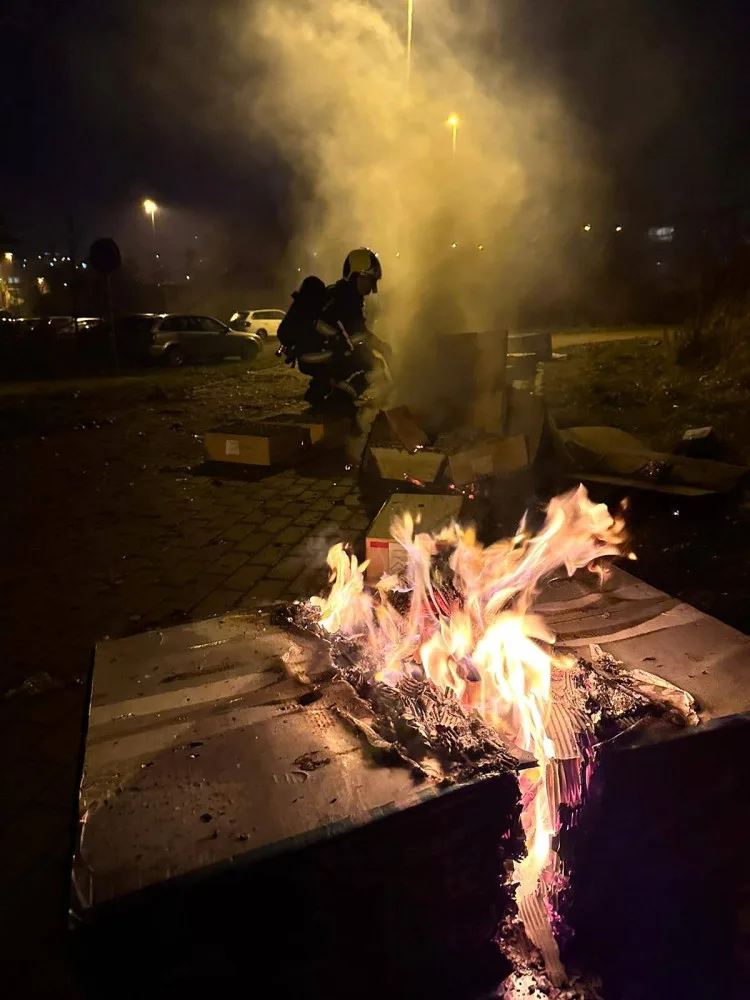 VIDEO: Terasa v plamenech, hořící kontejnery i křoví. Hasiči zasahovali u skoro padesáti požárů souvisejících s pyrotechnikou