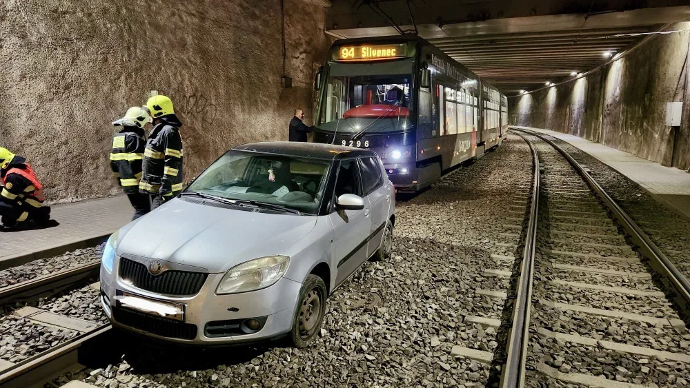 Uvízlé auto museli vyprostit hasiči.