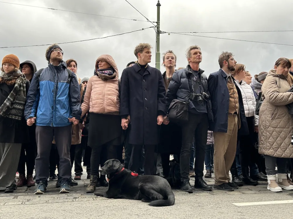 VIDEO: V centru Prahy uctili památku obětí střelby, stovky lidí symbolicky objaly budovu fakulty