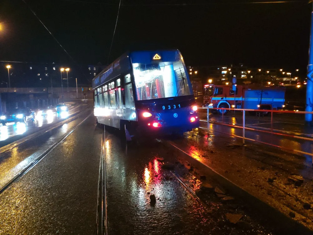 Tramvaj dostane zpět na koleje jeřáb.
