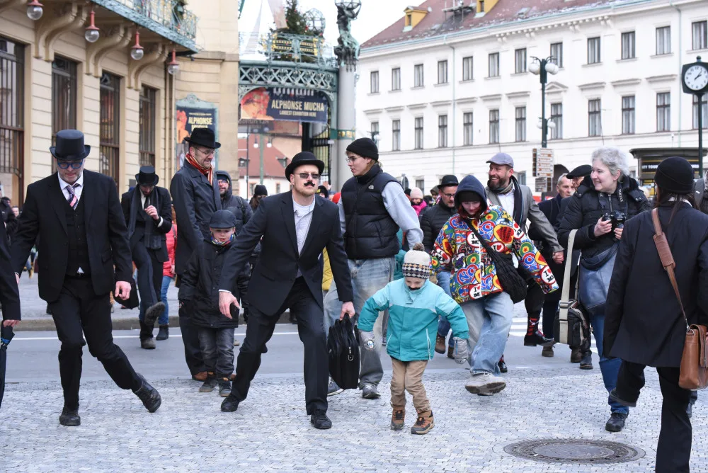 Den švihlé chůze. Tradice inspirovaná Monty Python