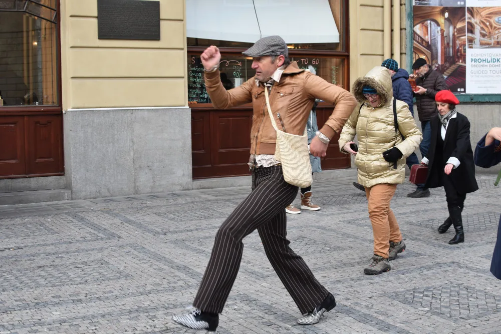 Den švihlé chůze. Tradice inspirovaná Monty Python