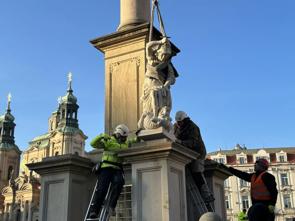VIDEO: Mariánský sloup na Staroměstském náměstí v Praze má nově tři ze čtyř andělů