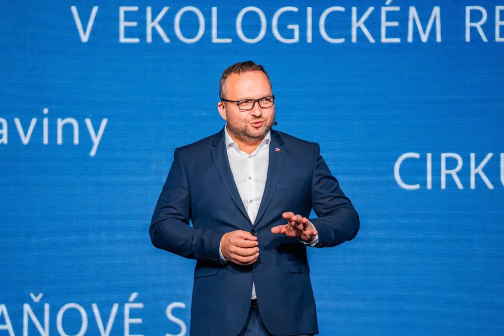 Jurečka je připraven na případnou rezignaci. Byla chyba večírek neukončit hned, říká