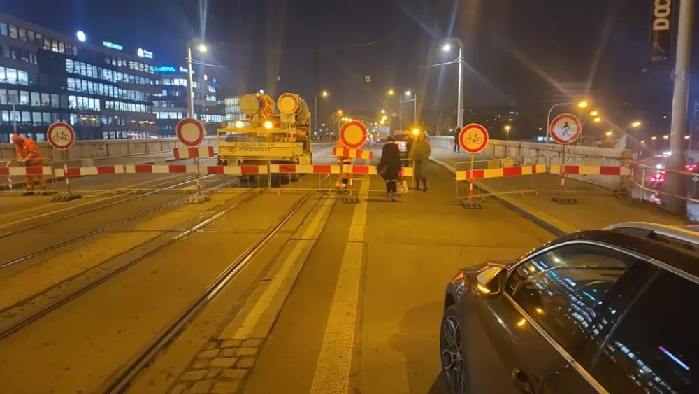Z havarijních důvodů je uzavřen Libeňský most, tramvaje jezdí odklonem