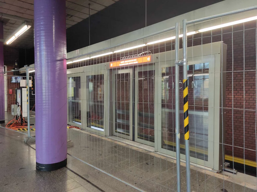 První nástupištní stěny testovali na konečné metra B Zličín.