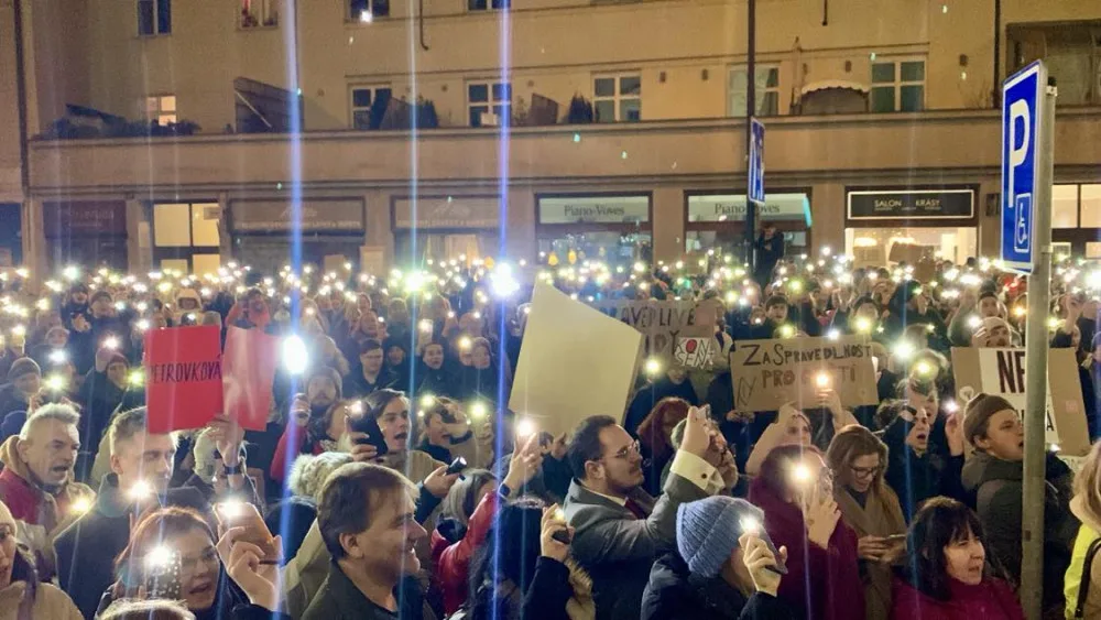 VIDEO: Lidé demonstrují za Aničku, kterou dva roky znásilňoval otec a od soudu odešel s podmínkou