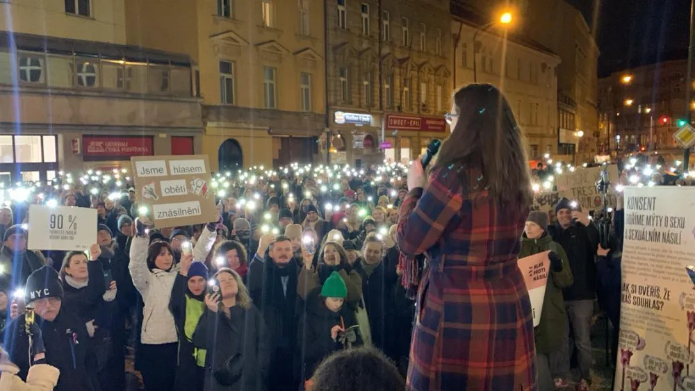 VIDEO: Lidé demonstrují za Aničku, kterou dva roky znásilňoval otec a od soudu odešel s podmínkou