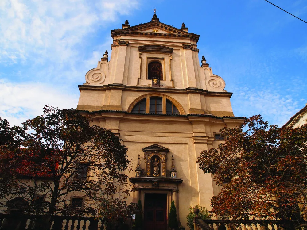 Archeologové odkryli u kostela Panny Marie Vítězné nálezy z raného středověku