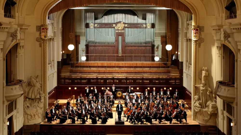 Symfonický orchestr hl. m. Prahy FOK, uprostřed Tomáš Brauner