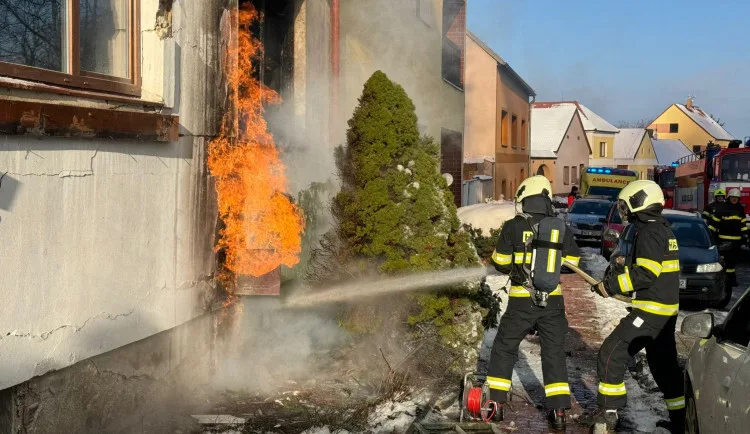 Dobroden Leoše Mareše znovu pomáhal. Přes milion poslal rodině, která přišla o dům
