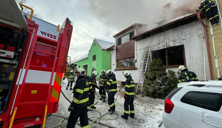 Dobroden Leoše Mareše znovu pomáhal. Přes milion poslal rodině, která přišla o dům