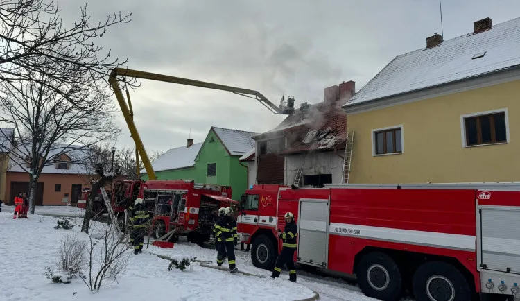 Dobroden Leoše Mareše znovu pomáhal. Přes milion poslal rodině, která přišla o dům