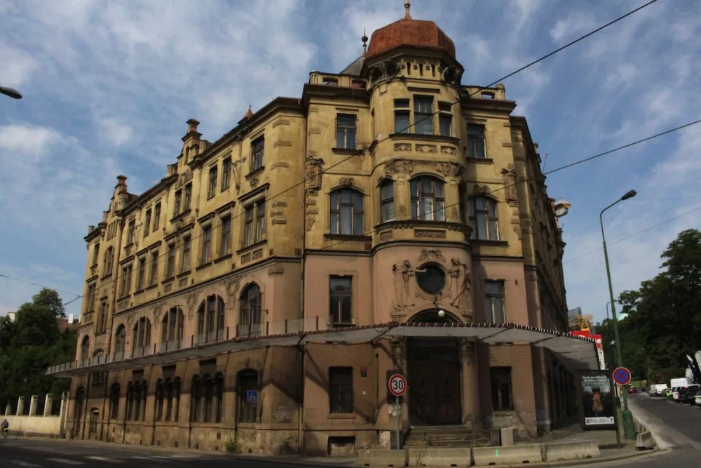 Budova Klárova ústavu slepců u úřadu vlády se dočká rekonstrukce. Hledají jejího projektanta
