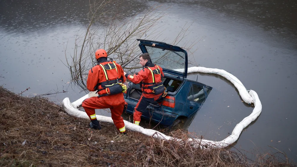 VIDEO: Řidiči sjelo auto do Vltavy, vytáhnout ho museli hasiči