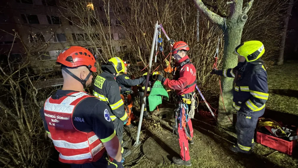 VIDEO: Žena se propadla do kanálu, ven ji vytáhli na kladce