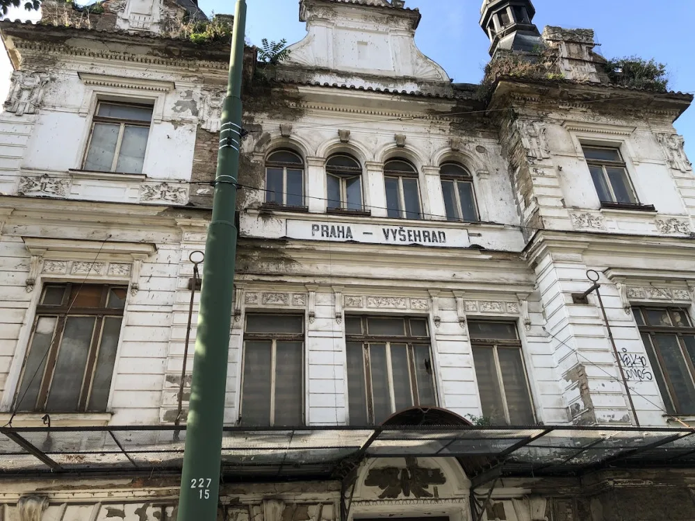 Nádraží Vyšehrad má nového majitele. Budoucnost budovy s ním bude řešit i vedení Prahy 2