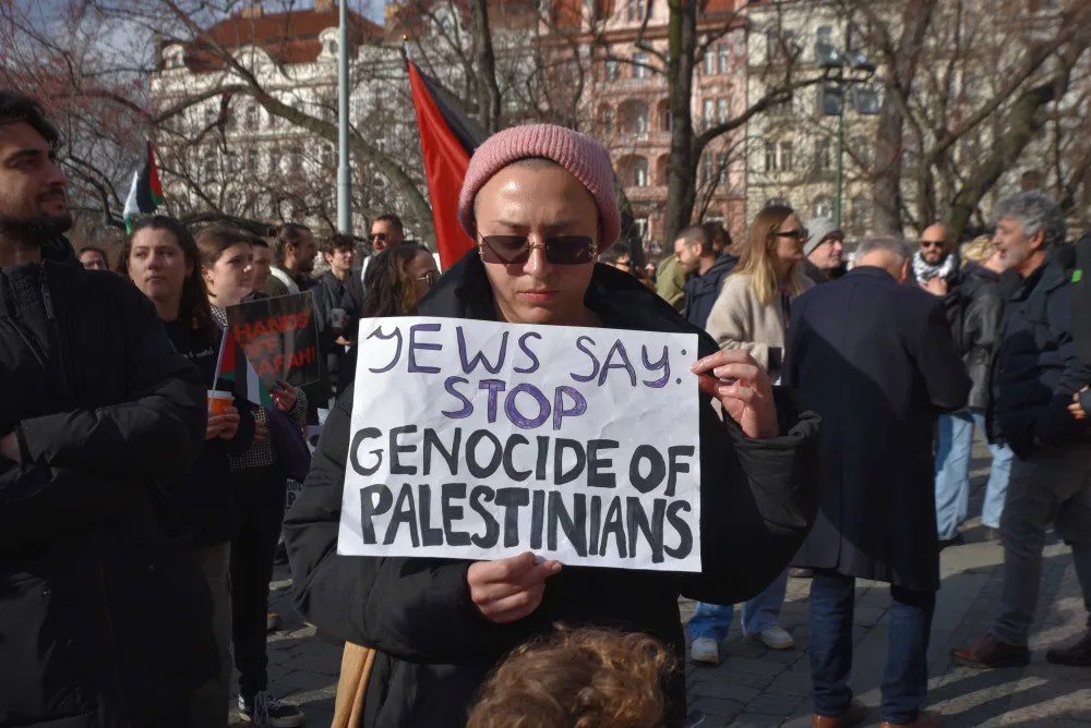 Policie v pozoru, antikonfliktní tým na místě. Na náměstí Míru začal pochod solidarity s Palestinou