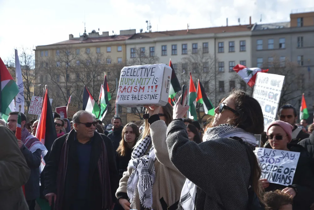 Policie v pozoru, antikonfliktní tým na místě. Na náměstí Míru začal pochod solidarity s Palestinou