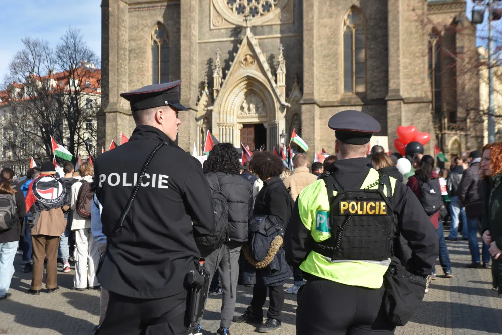 Policie v pozoru, antikonfliktní tým na místě. Na náměstí Míru začal pochod solidarity s Palestinou
