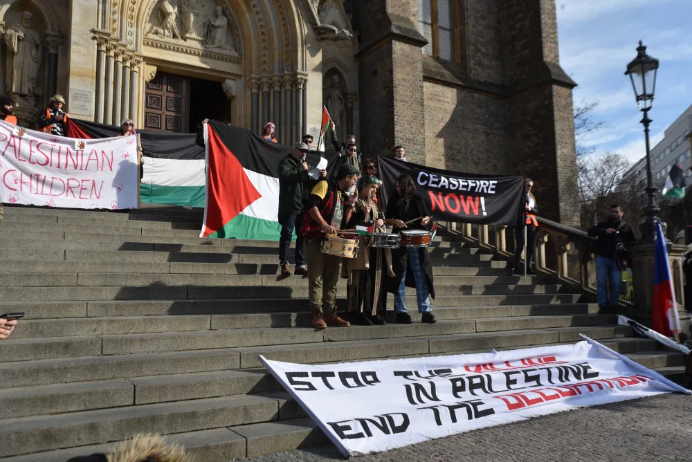 Policie v pozoru, antikonfliktní tým na místě. Na náměstí Míru začal pochod solidarity s Palestinou