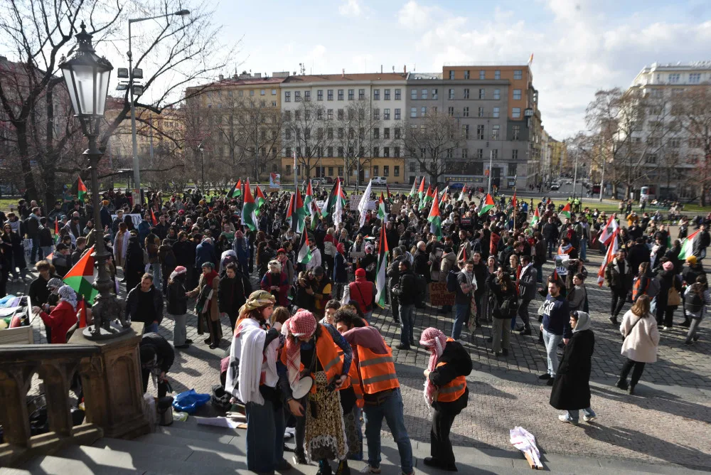 Policie v pozoru, antikonfliktní tým na místě. Na náměstí Míru začal pochod solidarity s Palestinou