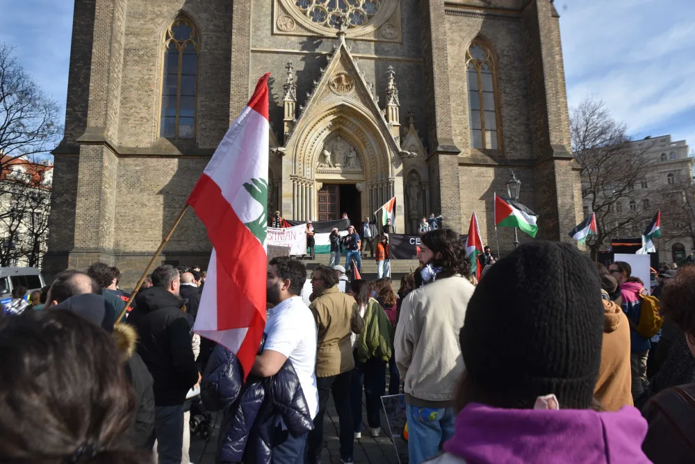 Policie v pozoru, antikonfliktní tým na místě. Na náměstí Míru začal pochod solidarity s Palestinou