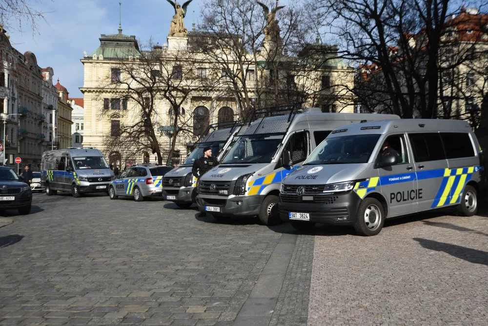 Policie v pozoru, antikonfliktní tým na místě. Na náměstí Míru začal pochod solidarity s Palestinou