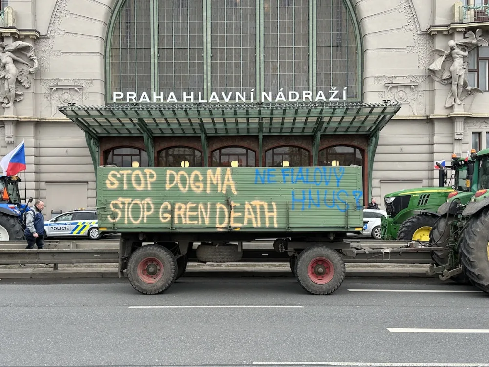 VIDEO: Zemědělci dorazili protestovat do Prahy. Kolona traktorů zablokovala tramvaje