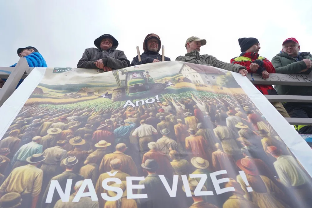 FOTOGALERIE: Traktor, vlajky a guláš. Podívejte se, jak vypadal protest zemědělců v Praze
