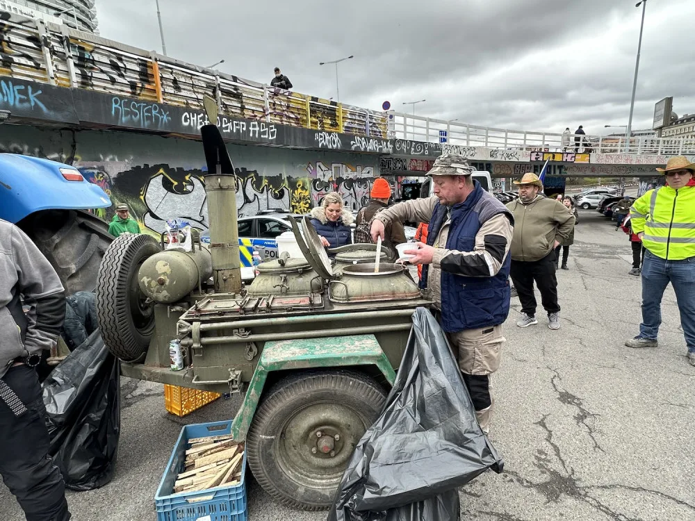 FOTOGALERIE: Traktor, vlajky a guláš. Podívejte se, jak vypadal protest zemědělců v Praze