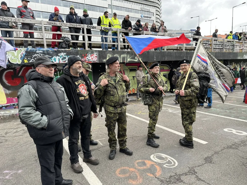 Účastníkům demonstrace zemědělců ve vojenských uniformách hrozí pokuta