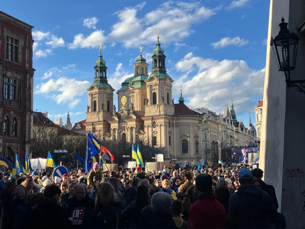 VIDEO: Prahou prošel průvod na podporu Ukrajiny, připojil se k shromáždění, kde promluvil prezident Pavel