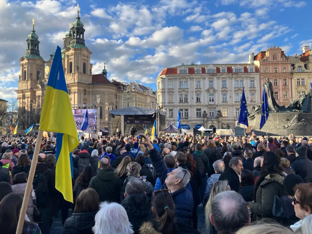 VIDEO: Prahou prošel průvod na podporu Ukrajiny, připojil se k shromáždění, kde promluvil prezident Pavel