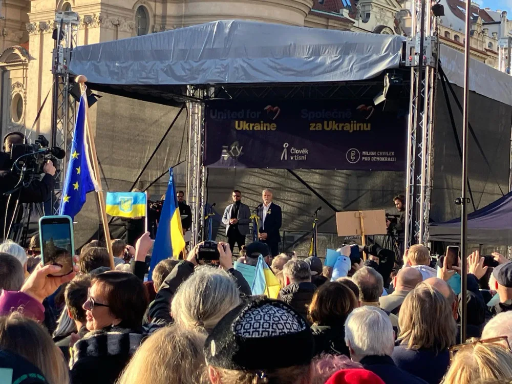 VIDEO: Prahou prošel průvod na podporu Ukrajiny, připojil se k shromáždění, kde promluvil prezident Pavel